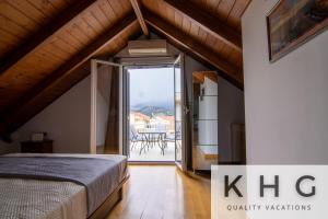 um quarto com uma cama e uma grande janela em Terraced Maisonette in Argostoli! em Argostoli