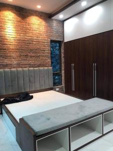 Un pat sau paturi într-o cameră la Tự Viện Xanh Villa