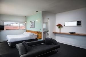 Habitación de hotel con cama y sofá en Hotel Ultramar, en Valparaíso