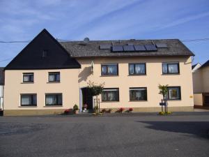uma casa com painéis solares no telhado em Ferienhaus Lenartz em Kliding