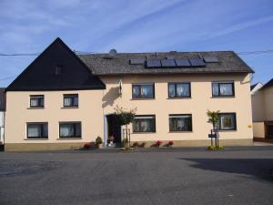 ein Haus mit Sonnenkollektoren auf dem Dach in der Unterkunft Ferienhaus Lenartz in Kliding