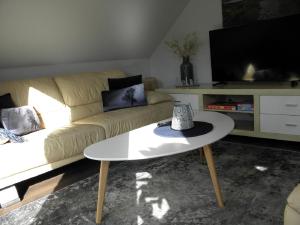 a living room with a couch and a coffee table at Altstadtwohnung in Verden