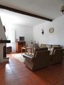 ein Wohnzimmer mit 2 Sofas und einem Tisch in der Unterkunft Casa dos Pocinhos Férias tranquilas no campo in Torres Novas
