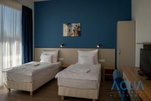 Postel nebo postele na pokoji v ubytování Aqua Hotel
