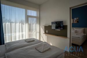 Postel nebo postele na pokoji v ubytování Aqua Hotel