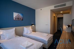 Postel nebo postele na pokoji v ubytování Aqua Hotel