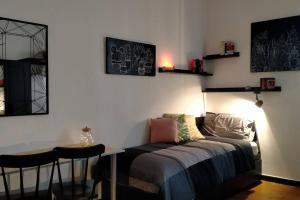 A bed or beds in a room at Il Trifoglio: sobrio ed accogliente trilocale