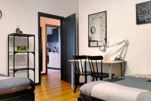 A bed or beds in a room at Il Trifoglio: sobrio ed accogliente trilocale