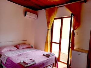 En eller flere senge i et værelse på Apartments Kaludjerovic