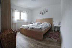 a bedroom with a large bed and a window at Ferienhaus Chalet am See 45 in Dümmer