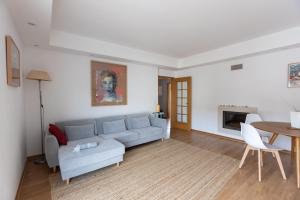 a living room with a couch and a table at Spacious Beach Flat in Costa Caparica by Soulplaces in Costa da Caparica
