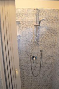 una ducha con cabezal de ducha en un baño en SUMMER HOUSE AL MARE, en Gaeta 14 fotos más