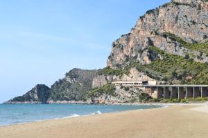- Vistas a una playa con montaña en SUMMER HOUSE AL MARE, en Gaeta