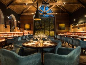 una sala da pranzo con tavoli e sedie e una finestra di Clandeboye Lodge Hotel a Bangor Altre 30 foto