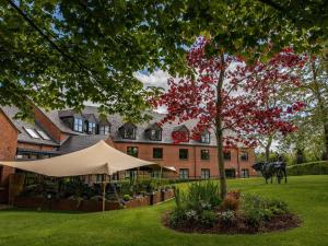 una tenda in un cortile di fronte a un edificio di Clandeboye Lodge Hotel a Bangor