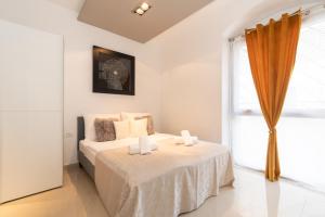 - une chambre avec un lit et une grande fenêtre dans l'établissement Rony studio, à Split