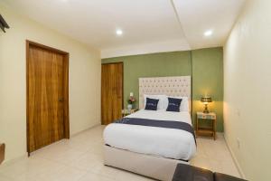 - une chambre avec un grand lit et un canapé dans l'établissement Casa Santa Fe, Guanajuato, à Guanajuato