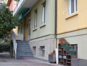 um edifício com uma escada ao lado de um edifício com plantas em HOTEL LA MADUNINA em Varazze