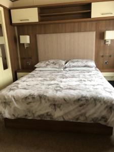 1 dormitorio con 1 cama grande y edredón blanco en River View en Dunoon