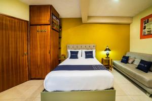 - une chambre avec un grand lit et un canapé dans l'établissement Casa Santa Fe, Guanajuato, à Guanajuato