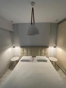 Postel nebo postele na pokoji v ubytování Skizenas Waterfront Apartments