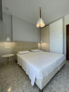 Postel nebo postele na pokoji v ubytování Skizenas Waterfront Apartments