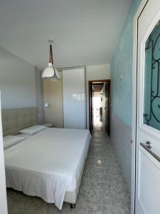 Postel nebo postele na pokoji v ubytování Skizenas Waterfront Apartments