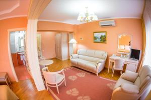 sala de estar con sofá y mesa en Inturist Hotel, en Pyatigorsk