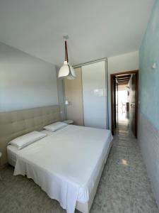 Postel nebo postele na pokoji v ubytování Skizenas Waterfront Apartments