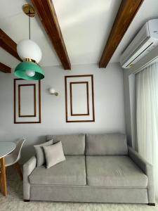 Posezení v ubytování Skizenas Waterfront Apartments
