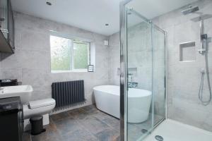 Vonios kambarys apgyvendinimo įstaigoje Homebird Property - Wilfrid House