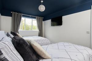 Llit o llits en una habitació de Homebird Property - Wilfrid House