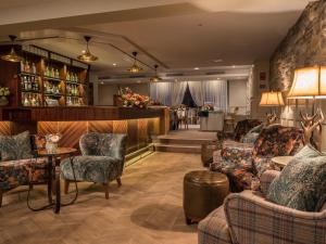 una hall con divani e sedie e un bar di Clandeboye Lodge Hotel a Bangor