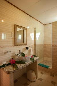 uma casa de banho com um lavatório e um chuveiro em Etoile Labrine Guest House em La Digue