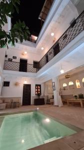 uma piscina no meio de uma sala grande com em Riad Alizé em Marrakech
