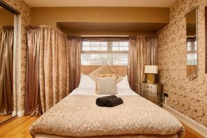 מיטה או מיטות בחדר ב-Homebird Property - Carter Knowle House
