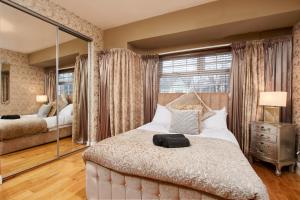 En eller flere senge i et værelse på Homebird Property - Carter Knowle House + 18 billeder