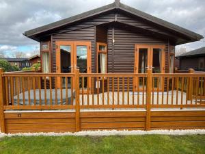 Cabaña con terraza grande con valla en Mandarin Lodge with Hot Tub, en Malton
