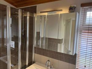 un baño con lavabo y espejo en Mandarin Lodge with Hot Tub, en Malton 8 fotos más