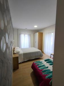 una camera con un letto e un copriletto sul pavimento di El Pino a Penagos
