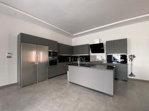 Η κουζίνα ή μικρή κουζίνα στο Villa softsun +2 φωτογραφίες