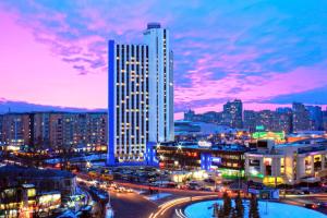 um horizonte da cidade à noite com um edifício alto em Tourist Hotel Complex em Kiev