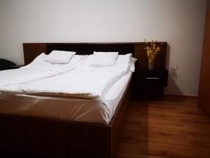 Un pat sau paturi într-o cameră la Relax Apartman Siófok-Sóstó