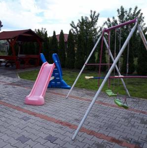 een groep kinderen speeltoestellen in een park bij Relax Apartman Siófok-Sóstó in Siófok