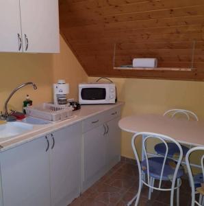 Kuchyňa alebo kuchynka v ubytovaní Relax Apartman Siófok-Sóstó