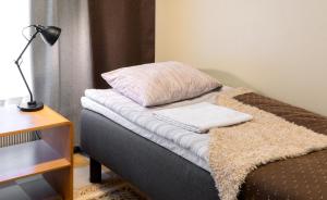 Ένα ή περισσότερα κρεβάτια σε δωμάτιο στο Hostel Eduskunta