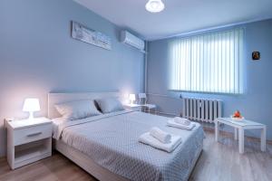 1 dormitorio con 1 cama con toallas en Daisy - 3 Room and kitchen apartment in Lazur, en Burgas