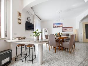 uma cozinha e sala de jantar com mesa e cadeiras em ENEA apartment in Sorrento center em Sorrento