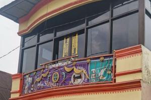 einen Balkon auf einem Gebäude mit Fenstern in der Unterkunft Oma Homestay Pagar Alam Syariah RedPartner in Pagaralam