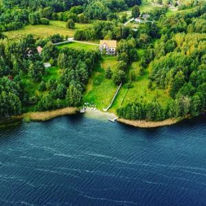 een luchtzicht op een huis op een eiland in het water bij Hosteria na Mazurach in Dąbrówno